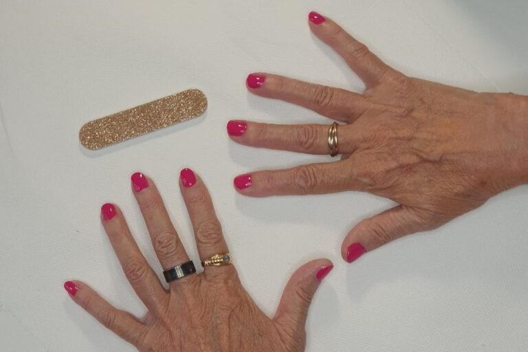 Ongles peints en rose