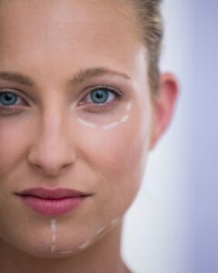 visage femme portant des traces pour correction anti-âge