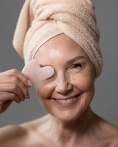visage femme mûre souriante