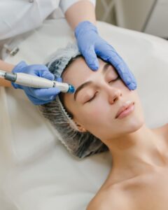visage femme qui reçoit un soin hydrofacial
