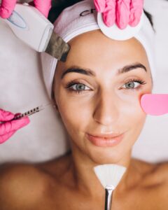 visage femme avec ustensiles de mise en beauté