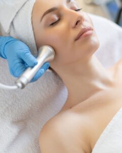 visage femme lors d'un traitement radio fréquence