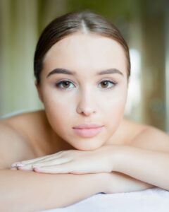 femme se faisant masser