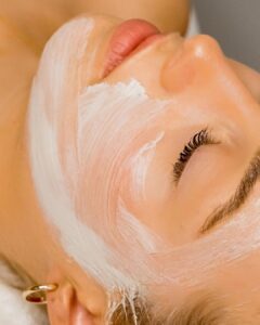 visage avec masque créme